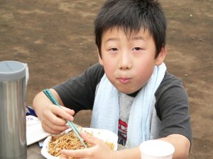 ともちゃん焼きそばを食べる