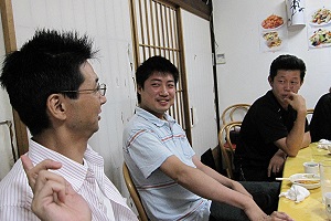 うちの監督はね…指を差さないでぇ〜